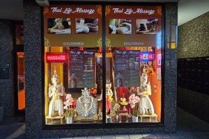 Außenansicht von Thai Life Massage Velbert mit dem einladenden Schaufenster, das die ruhige und entspannende Atmosphäre des Massagestudios widerspiegelt.