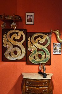 Gemütliche Atmosphäre in Thai Life Massage Velbert, mit einer kunstvoll dekorierten Wand, die eine beruhigende und einladende Umgebung schafft.