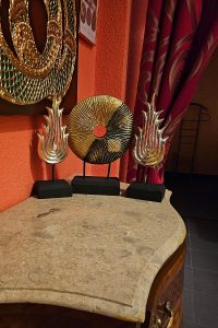 Stimmungsvolle Dekoration im Empfangsbereich von Thai Life Massage Velbert.