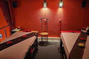Zwei Massage-Liegen im oberen Bereich von Thai Life Massage Velbert, in einer ruhigen und entspannten Umgebung, die für eine wohltuende Massageerfahrung sorgt.