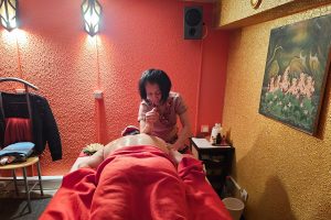 Darunee Goldammer, Inhaberin von Thai Life Massage Velbert, während einer Massage mit Fokus auf Rücken und Schultern.