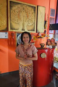 Darunee Goldammer, Inhaberin von Thai Life Massage Velbert, heißt sie wilkommen.